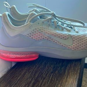 Women’s Nike Shoes 8.5